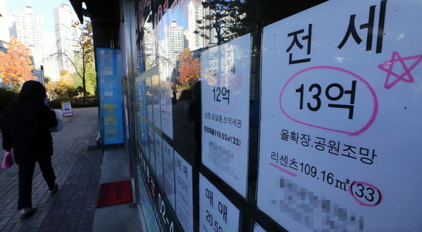 서울 송파구의 한 공인중개업소에 매물 정보가 게시됐다. [사진=뉴시스]