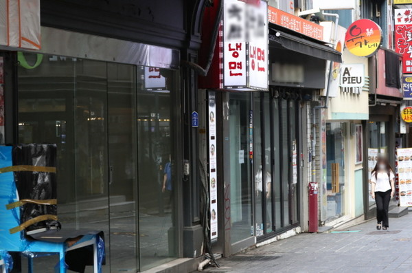 코로나19 재확산으로 인한 사회적 거리두기 2.5단계 시행중인 9월 서울 명동의 가게들이 폐업한 상태로 방치돼 있다. [사진=뉴시스]