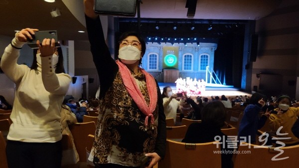 공연이 끝난 후 관객들이 일제히 돌아서 기념촬영을 하고 있다. 출연진들을 포즈를 취해주고... 비대면시대의 톡톡튀는 아이디어가 아닐 수 없다. 사진=서진수기자