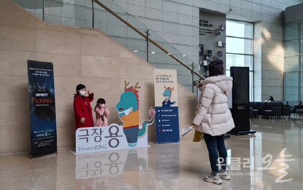 공연장을 찾은 단란한 가족이 사진을 찍고 있다. 사진=서진수기자