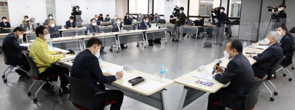 황희 문화체육관광부 장관이 16일 서울 중구 한국관광공사 서울센터 10층 회의실에서 열린 코로나19 극복을 위한 관광업계 현장간담회에 참석해 업계 건의사항을 청취하고 있다. 사진=문화체육관광부 대변인실 제공