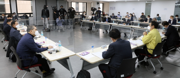 황희 장관 코로나19 극복을 위한 관광업계 현장 간담회 현장. 사진=문화체육관광부 대변인실 제공