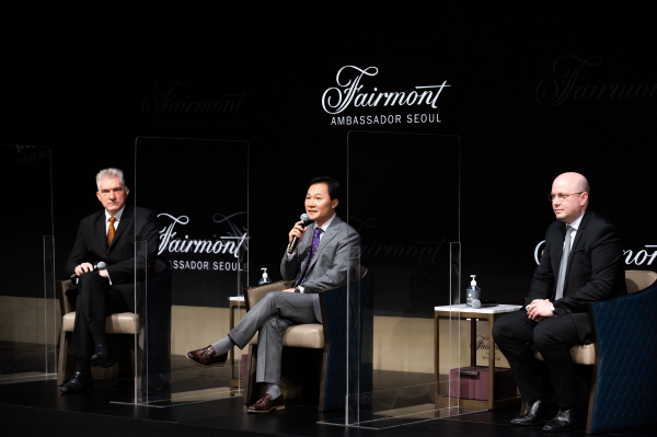 페어몬트 앰배서더 서울은 2021년 2월 18일 온라인 기자 간담회를 열고, 오는 24일 호텔의 공식 개관을 발표했다. 온라인 기자 간담회에서 아코르 앰배서더 코리아 빈센트 르레이 부사장, 파크원 호텔 매니지먼트 김기섭 대표이사, 페어몬트 앰배서더 서울의 칼 가뇽 총지배인이 질문에 대답하고 있다.(좌측부터) 사진=페어몬트호텔 제공