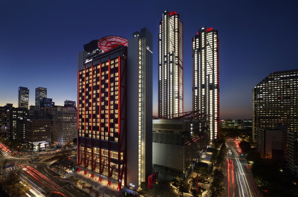 fairmont exterior_night. 사진=페어몬트호텔 제공