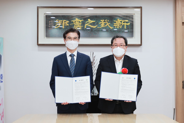 ▲ 조광한 남양주시장(우)과 김일목 삼육대학교 총장이 협약 체결 기념사진을 찍고 있다