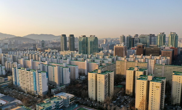 한국부동산원에 따르면 지난 17일 기준 서울 아파트 매매가가 0.1% 상승한 것으로 나타났다. [사진=뉴시스]