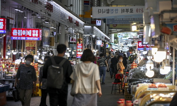 서울시내 전통시장을 찾은 시민들이 장을 보고 있다. [사진=뉴시스]