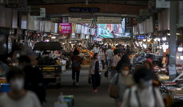 지난달 26일 서울시내 전통시장을 찾은 시민들이 장을 보고 있다. [사진=뉴시스]