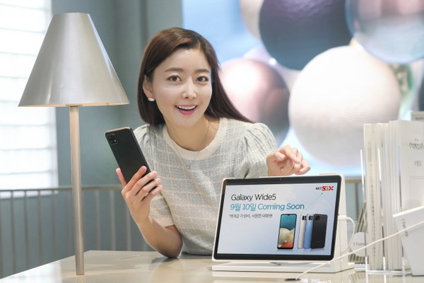 SK텔레콤은 40만 원대에 6.6인치 대화면을 탑재한 가성비 5G 스마트폰 ‘갤럭시 와이드5’를 10일부터 공식 온라인몰 T다이렉트샵과 오프라인 매장 T월드에서 단독 출시한다. [사진=SK텔레콤]