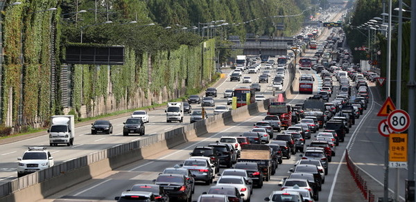서울 서초구 경부고속도로 잠원IC 인근 도로에서 양방향 차량이 늘어나면서 정체현상이 빚어지고 있다. [사진=뉴시스]