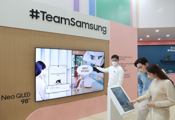 서울 코엑스에서 열린 'KES 2021' 삼성전자 부스에서 관람객들이 가전 제품과 모바일 기기를 ‘스마트싱스’ 앱으로 연결해 하나의 팀처럼 유기적으로 제어하는 통합 서비스 ‘팀 삼성’을 체험해보고 있다. [사진=삼성전자]