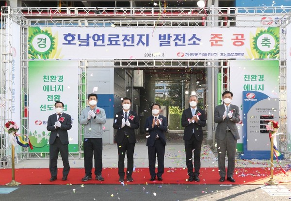 SK에코플랜트는 지난 3일 전남 여수에 위치한 동서발전 호남발전본부에서 호남연료전지 발전소 준공식을 가졌다고 4일 밝혔다. 사진은 준공식 행사에 참석한 이왕재 SK에코플랜트 수소사업추진단장(오른쪽 첫번째), 김영문 동서발전 사장(왼쪽 세번째), 권오봉 여수시장(왼쪽 네번째), 전창곤 여수시의회 의장(왼쪽 다섯번째) 등이 기념촬영을 하고 있는 모습.