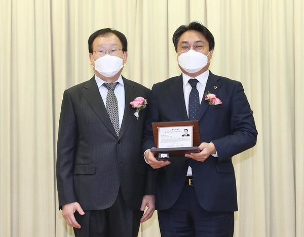 ▲ 경기도의회 박성훈 의원(사진 오른쪽)이 '제6회 경기의정대상' 매니페스토 부문 대상을 수상했다 