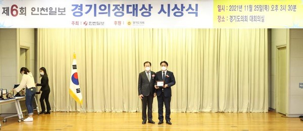 ▲ 경기도의회 박성훈 의원(사진 오른쪽)이 '제6회 경기의정대상' 매니페스토 부문 대상을 수상했다