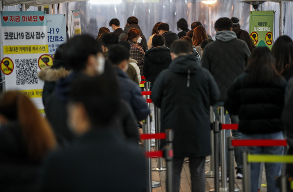0시 기준 국내 코로나19 신규 확진자가 7850명으로 집계된 15일 오전 서울 중구 서울광장에 설치된 임시선별검사소를 찾은 시민들이 검사를 받기 위해 줄 서 있다. 사진=뉴시스