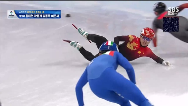11일 열린 2022 베이징 동계올림픽 쇼트트랙 남자 5000m 계주 준결승에서 중국의 리원룽이 넘어지고 있다. 본인의 날이 캐나다 선수와 부딪힌 다음에 쓰러졌다. 그러나 어드밴티지를 받고 결승행 티켓을 잡았다. SBS 캡처