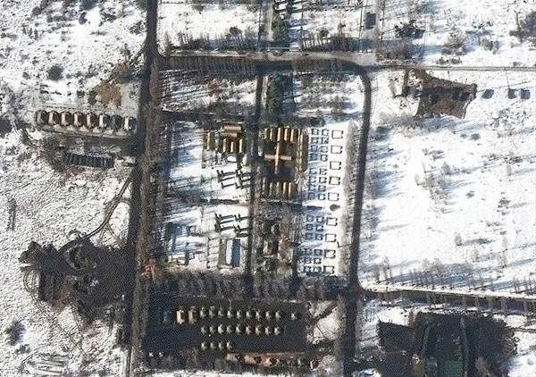 막사 테크놀로지가 제공한 위성 사진에 22일(현지시간) 우크라이나와의 국경에서 북쪽으로 20㎞ 떨어진 러시아 벨고로드에 야전병원과 병력이 배치돼 있다. 뉴시스