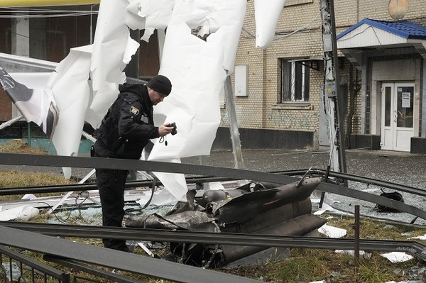 24일(현지시간) 우크라이나 키예프에서 한 경찰관이 러시아 포격 피해 상황을 조사하고 있다. 세계 지도자들이 우크라이나 정부를 무너뜨릴 수 있는 러시아의 침공을 일제히 비난하고 나선 가운데 이날 새벽 키예프, 하르키프, 오데사 등지에서 큰 폭발음이 들렸다. 사진=AP/뉴시스