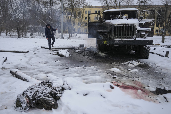 우크라이나 하리코프 외곽에 한 군인의 시신이 파괴된 러시아군 방사포 차량 주변에 눈에 덮인 채 놓여 있다. 사진=AP/뉴시스