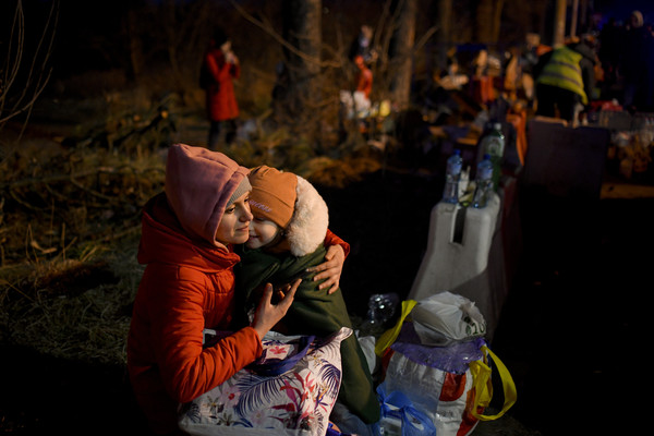 지난달 25일(현지시각) 러시아의 침공을 피해 우크라이나와의 접경 지역인 루마니아 시레트에 도착한 한 우크라이나 여성이 네 살 딸아이를 안아주고 있다. /뉴시스