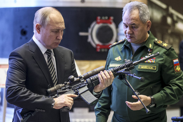 블라디미르 푸틴(왼쪽) 러시아 대통령 세르게이 쇼이구 국방부 장관이 함께 전시 무기를 살펴보고 있다. 뉴시스