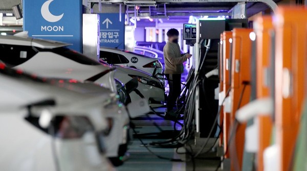 ▲지난달 28일 오후 서울 용산역 주차장에 설치된 전기차 충전소에서 전기차들이 충전을 하고 있다.(사진=뉴시스)
