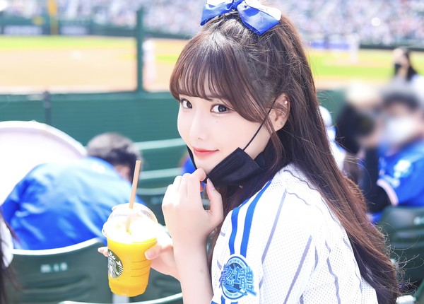 인사인사이드] 치어리더 '최홍라'..."아이유 보다 더 예뻐" 닮은 꼴 외모로 인기 < 소셜인머니 < 기사본문 - 위클리오늘