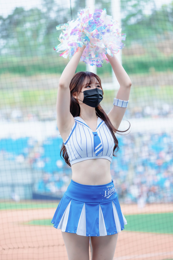 인사인사이드] 치어리더 '최홍라'..."아이유 보다 더 예뻐" 닮은 꼴 외모로 인기 < 소셜인머니 < 기사본문 - 위클리오늘