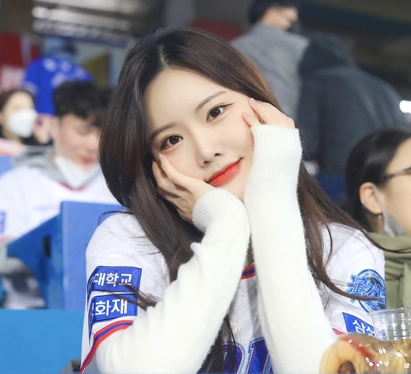 인사인사이드] 치어리더 '최홍라'..."아이유 보다 더 예뻐" 닮은 꼴 외모로 인기 < 소셜인머니 < 기사본문 - 위클리오늘