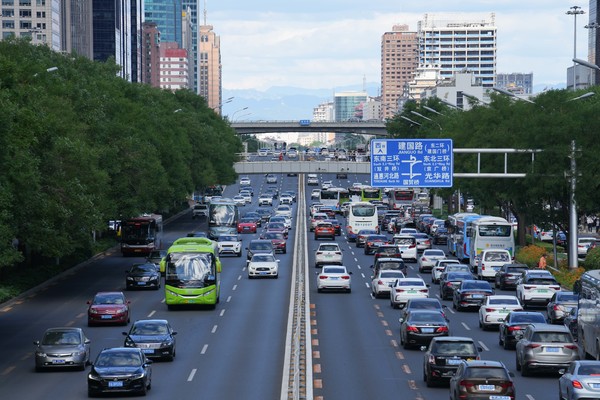 ▲ 이달 초 봉쇄 완화 이후 중국 베이징 시내에 위치한 한 도로가 교통량이 회복된 모습을 보이고 있다. 사진=뉴시스