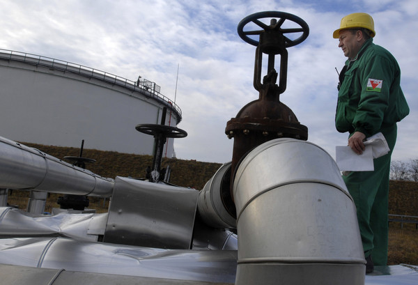 ▲ 헝가리 석유기업 관계자가 드루즈바 송유관을 점검하고 있다. 사진=뉴시스