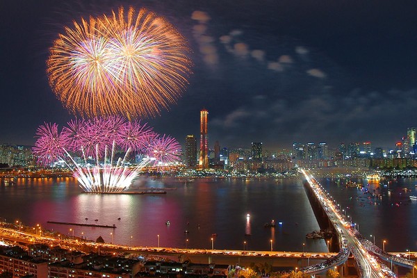 ‘한화와 함께하는 서울세계불꽃축제’가 다음달 8일 서울 여의도 63빌딩 앞 한강공원 일대에서 개최된다. (사진=한화생명)