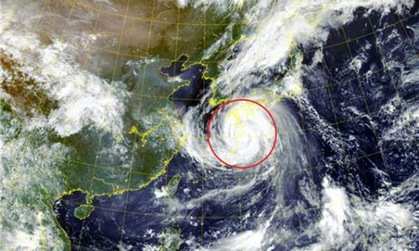 사진은 제14호 태풍 난마돌(붉은 원) 위성 촬영 모습. 국가기상위성센터 제공