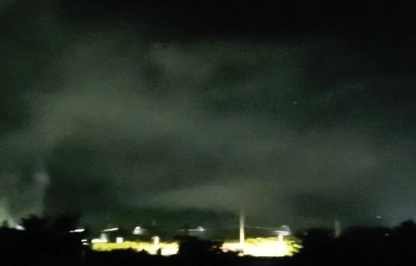 경기도 연천군 청산면 대전리의 저녁 하늘 모습. 공장에서 배출된 연기가 하늘을 덮고 있다. (사진=주민 제보)
