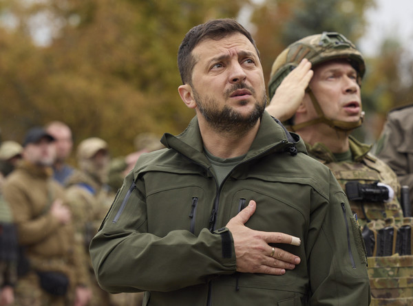 볼로디미르 젤렌스키 우크라이나 대통령이 14일(현지시간) 최근 우크라이나군이 탈환한 하르키우주 이지움을 방문해 국기 게양식에 참석하고 있다. 2022.09.15. /뉴시스