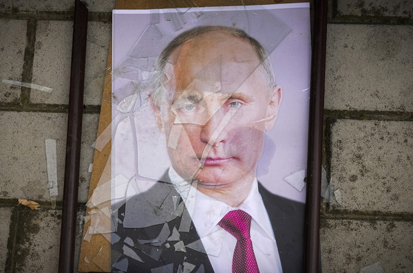 16일(현지시간) 우크라이나 남부 헤르손에 있는 교도소 인근 바닥에 블라디미르 푸틴 러시아 대통령 사진이 액자가 깨진 채 버려져 있다. 2022.11.17. /AP 뉴시스
