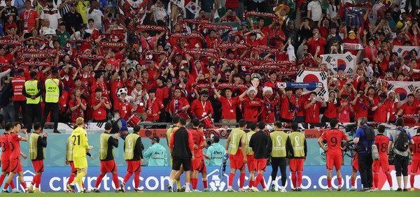 24일(현지시간) 카타르 알라이얀 에듀케이션 시티 스타디움에서 열린 2022 카타르 월드컵 H조 1차전 대한민국과 우루과이의 경기, 한국 선수들이 우루과이에 0-0으로 비긴 뒤 팬들에게 인사하고 있다. /뉴시스