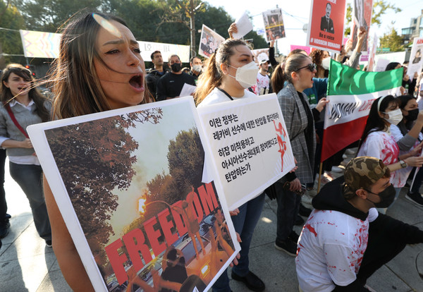 한국에 체류하는 이란인모임 회원들이 지난 10월23일 오후 서울 용산구 이태원 광장에서 히잡 시위 대응 이란 정부 규탄 시위를 하고 있다. 2022.10.23. /뉴시스