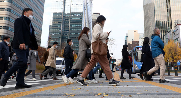 ▲ 서울 중구 세종대로사거리에서 시민들이 잔뜩 웅크린채 횡단보도를 건너고 있다. 사진=뉴시스