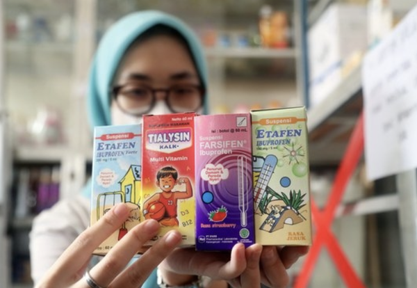 인도네시아의 한 약사가 22일 기침 시럽 약품을 보여주고 있다. / EPA