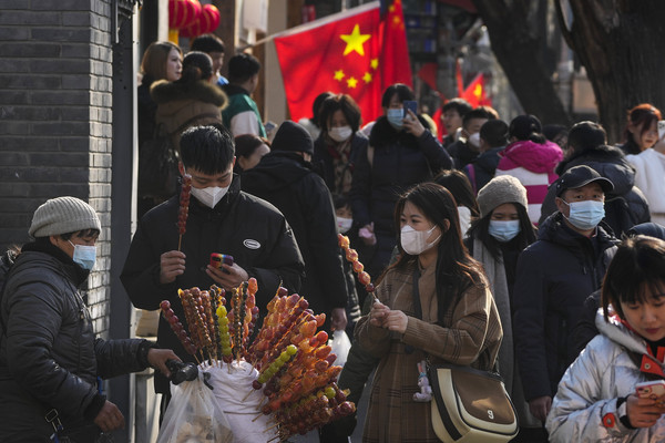 ▲ 중국인 및 관광객들이 베이징 시내에서 쇼핑을 하고 있는 모습. 사진=뉴시스 