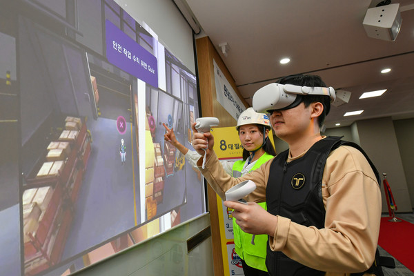 현대모비스 직원이 가상현실(VR) 장비를 착용해 사고 상황을 체험하고 안전교육을 받고 있다. (사진=현대모비스)