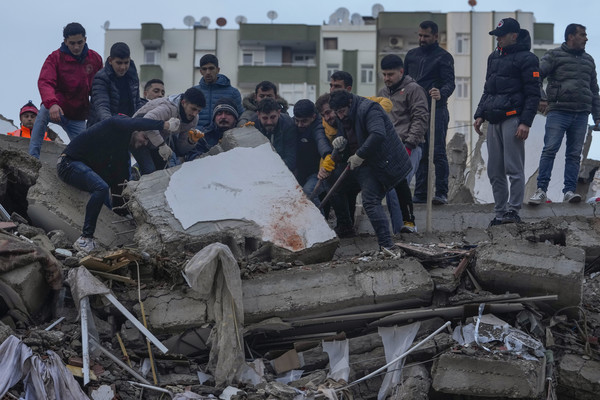 6일(현지시각) 튀르키예 남부 아다나에서 주민들이 지진으로 파괴된 건물 잔해를 수색하고 있다. 이날 새벽에 발생한 지진과 여진으로 튀르키예와 시리아에서의 사망자 숫자는 늘어가고 있다. 2023.02.07. /AP 뉴시스