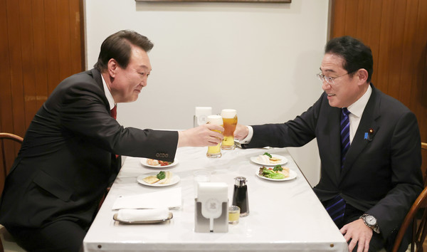 윤석열 대통령과 기시다 후미오 일본 총리가 16일 도쿄 한 식당에서 건배하고 있다. (사진=뉴시스)