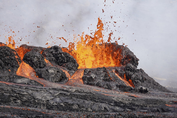 지난해 8월3일(현지시간) 아이슬란드 수도 레이캬비크 남서쪽 32㎞ 떨어진 파그라달스퍄들 화산에서 용암이 흘러내리고 있다. 2022.08.04. /AP 뉴시스