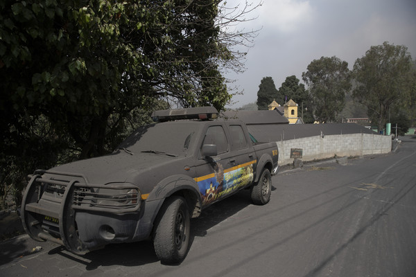 2021년 3월23일(현지시각) 과테말라 산 프란시스코 데 살레스의 파카이 화산 폭발로 인근 도로에 있던 한 순찰차가 화산재로 덮여 있다. 2021.03.24.