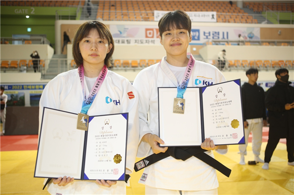 KH그룹 필룩스유도단 한희주(왼쪽), 이정윤 선수 (사진=KH그룹)