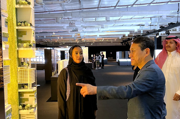LG전자 조주완 사장(오른쪽 두 번째)이 지난 1일 사우디아라비아 리야드에서 초대형 미래 신도시 건설 사업 ‘네옴시티’의 전시관을 방문해 설명을 듣고 있다. (사진=LG전자)