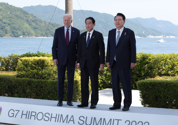 윤석열 대통령이 지난 5월 21일 히로시마 G7 정상회의장인 그랜드프린스호텔에서 조 바이든 미국 대통령, 기시다 후미오 일본 총리와 한미일 정상회담을 하고 있다. (공동취재) 2023.05.21.