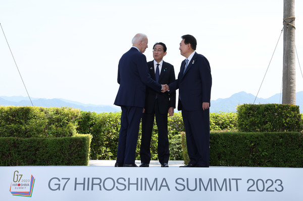 윤석열 대통령이 지난 5월21일 히로시마 G7 정상회의장인 그랜드프린스호텔에서 조 바이든 미국 대통령, 기시다 후미오 일본 총리와 한미일 정상회담을 하고 있다. (공동취재) 2023.05.21.
